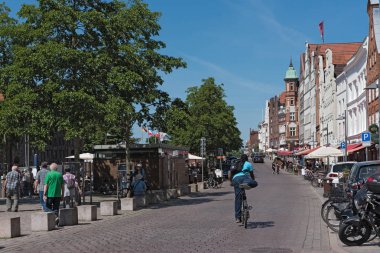 Lubeck, Almanya-Mayıs 25, 2018: bisiklet ve yaya obertrave, lubeck, Almanya