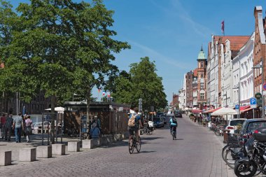 Lubeck, Almanya-Mayıs 25, 2018: bisiklet ve yaya obertrave, lubeck, Almanya