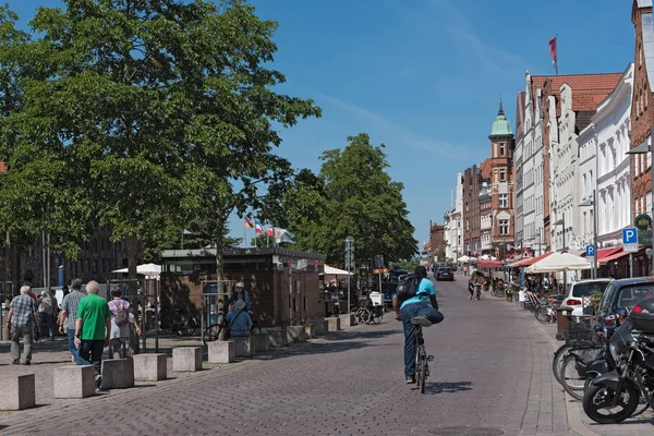 Lubeck Germania Maggio 2018 Ciclisti Pedoni All Obertrave Lubecca Germania — Foto Stock