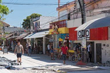 Tulum, Meksika-Mart 04, 2018: restoran ve turistlere avenida tulum, tulum, quintana roo, Meksika