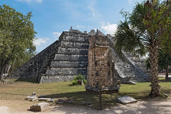 Ruins, pyramid and temples in Chichen Itza, Yucatan, Mexico — Stock Image Ruins Pyramid Temples Chichen Itza Yucatan Mexico Stock Photo