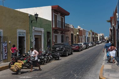 Campeche, sızarım-Mart 09, 2018: Campeche, Meksika'nın tarihi kent dar sokakta