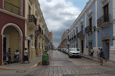 Campeche, sızarım-Mart 09, 2018: Campeche, Meksika'nın tarihi kent dar sokakta