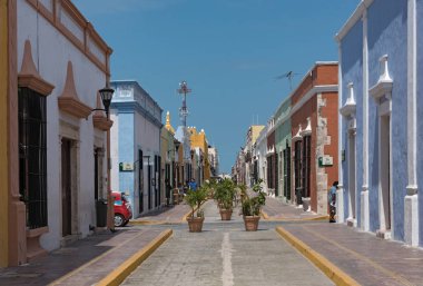 Campeche, sızarım-Mart 09, 2018: Campeche, Meksika'nın tarihi kent dar sokakta