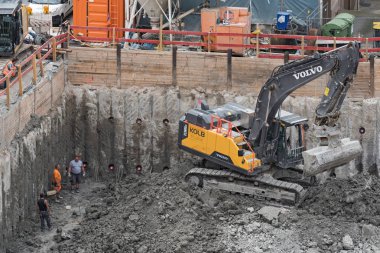 Offenbach Am Main, Almanya 19 Haziran 2018: kiler inşaat sitesinde kaldırma Lastik Tekerlekli yükleyici