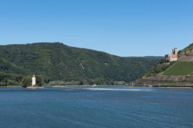 Ren Nehri kıyısındaki mauseturm ve Ehrenfels Kalesi, Almanya üzerinden panoramik görünüm