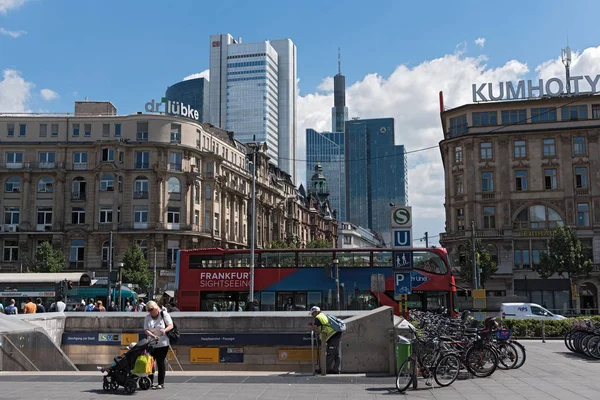 Frankfurt Nad Menem Niemcy Czerwiec Widok Ludzi Kaiserstrasse Placu Naprzeciwko — Zdjęcie stockowe