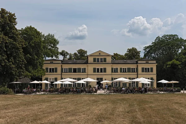 Aschaffenburg Alemanha Julho 2018 Hóspedes Terraço Frente Restaurante Parque Histórico — Fotografia de Stock