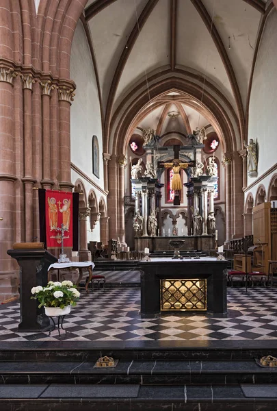 Seligenstadt, Almanya-Temmuz 05, 2018: görünümü ile NEF kilise St. Marcellinus ve Peter, Seligenstadt, Almanya.