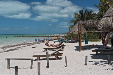 Holbox, Meksika-Mart 24, 2018: Sandy yolu ile turistler ve Holbox Island kabinlerde, Quintana Roo, Meksika bulunan Kuzey yucatan Yarımadası.