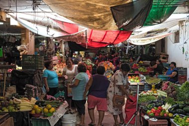 Campeche, Meksika-Mart 13, 2018: Meyve ve sebze tezgahları, Mercado yönetmen (Pedro Sainz de Baranda) Campeche, Meksika için.