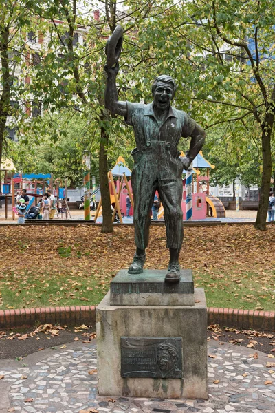 Bilbao, İspanya-Temmuz 28, 2018: bronz anıt Pepe Tonetti parkta Dona Casilda de Iturrizar, Bilbao, Vizcaya, İspanya