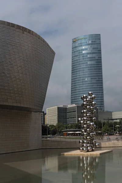 毕尔巴鄂 西班牙 2018年7月27日 古根海姆博物馆与雕塑大树和老爹伊维尔德罗拉 毕尔巴鄂 西班牙 — 图库照片