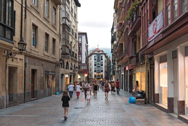 Bilbao, İspanya-Temmuz 26, 2018: yürüyenler de tarihi eski şehir, bilbao, İspanya.