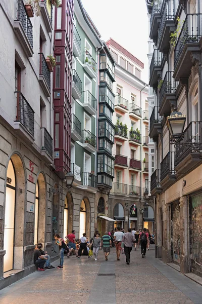 毕尔巴鄂 西班牙 2018年7月26日 在西班牙毕尔巴鄂历史古城的步行者 — 图库照片