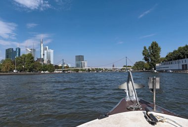 Frankfurt Am Main, Almanya-Ağustos 23, 2018: Skyline Frankfurt gökdelenler ve Holbein yaya köprüsü ile görünümünü.