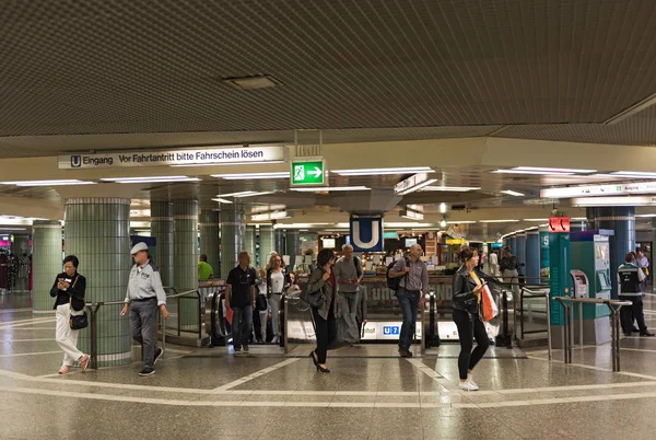Frankfurt Main Tyskland Augusti 2018 Passagerare Rulltrappan Hauptwache Subway Station — Stockfoto