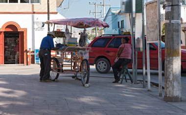 Bacalar, Meksika-Mart 08; 2018: street satıcı ile üç tekerlekli bisiklet bacalar, quintana roo, Meksika.