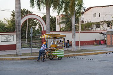 Bacalar, Meksika-Mart 08; 2018: street satıcı ile üç tekerlekli bisiklet bacalar, quintana roo, Meksika.