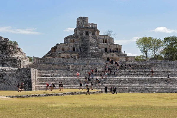 Edzna Mexiko Březen 2018 Návštěvníci Mayské Ruiny Edzna Poblíž Campeche — Stock fotografie