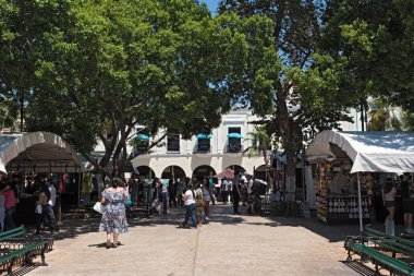 Merida, Meksika-Mart 18, Plaza de la Independencia Merida tr Domingo Merida Pazar günü sokak festivali 2018:Stalls.
