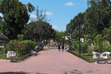 Valladolid, Meksika-Mart 20, 2018: insanlar yürümek san servacio, valladolid, Meksika katedralin karşısında parkta.