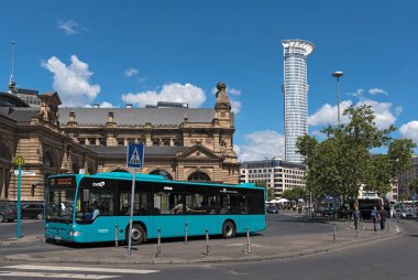 Frankfurt Am Main, Almanya-28 Ağustos 2018: otobüs durağı önünde Ana İstasyonu, frankfurt am main, Almanya.