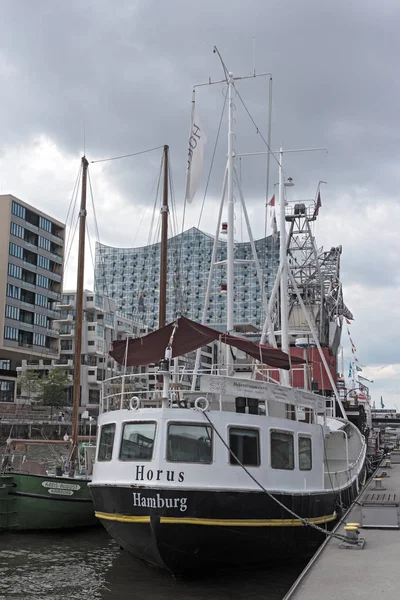 Hamburg Alemanha Setembro 2018 Barco Casa Sandtorhafen Frente Elbphilharmonie Hamburgo — Fotografia de Stock