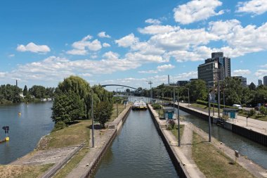 Offenbach Am Main, Almanya 19 Haziran 2018: kargo gemisi Barrage offenbach ana.