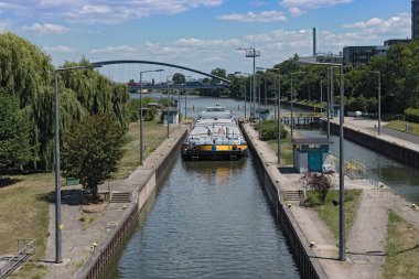 Offenbach Am Main, Almanya 19 Haziran 2018: kargo gemisi Barrage offenbach ana.
