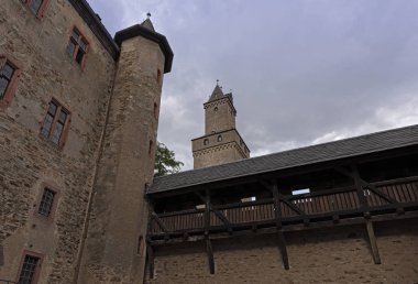 Yüksek Orta Çağ taş castle Şubat ayında Kronberg im Taunus, Hesse, Almanya.