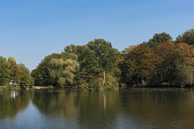 Frankfurt, Almanya Nidda Nehri yakınında küçük bir göl