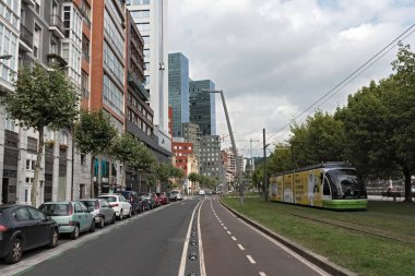 Bilbao, İspanya-Temmuz 26, 2018: Bilbao, Bask Ülkesi, İspanya Caddesi'ndeki tramvay hafif raylı tren.