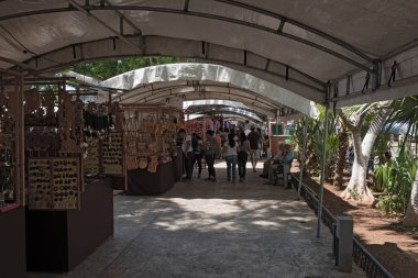 Merida, Meksika-Mart 18, 2018: tezgahları plaza de la Independencia merida tr sokak festivali domingo merida Pazar günü.