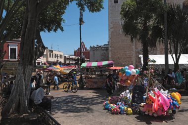 Merida, Meksika-Mart 18, 2018: tezgahları plaza de la Independencia merida tr sokak festivali domingo merida Pazar günü.