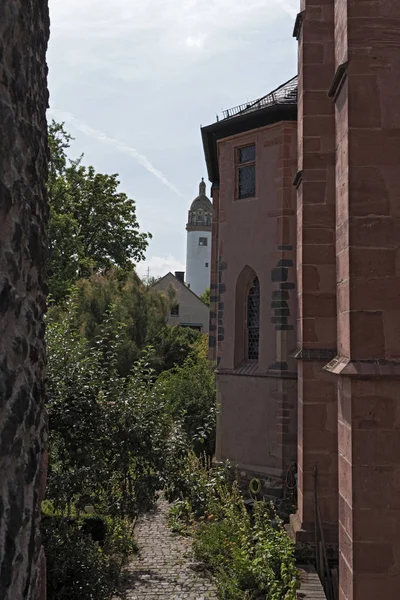 Justinuskirche ヘキスト フランクフルト マイン ドイツの Margarethenkirche の公共の庭 — ストック写真