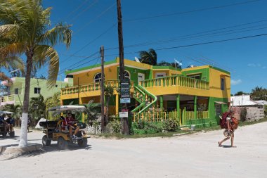 Holbox, Meksika-Mart 24, 2018: Sandy yolu ile turistler ve Holbox Island kabinlerde, Quintana Roo, Meksika bulunan Kuzey yucatan Yarımadası