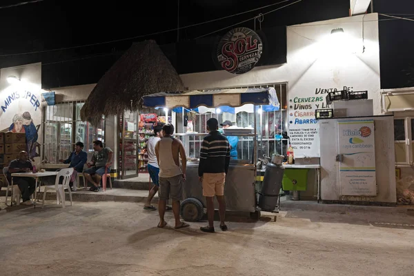 Holbox Messico Marzo 2018 Strada Sabbiosa Con Turisti Bancarelle Sull — Foto Stock