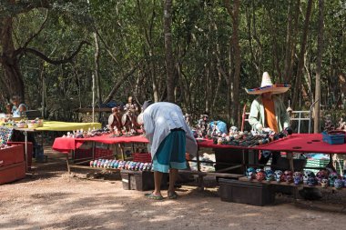Chichen Itza, Meksika-Mart 19,2018: Hediyelik eşya standları chichen Itza, Meksika arkeolojik sitesi.