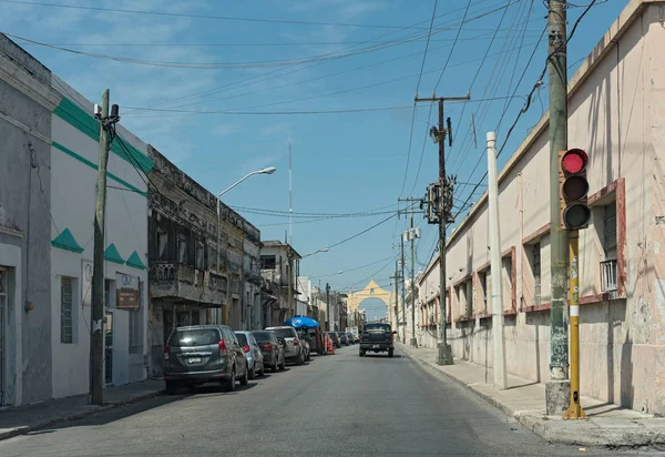 梅里达 墨西哥 2018年3月18日 在墨西哥梅里达市中心有房屋和商店的街道 — 图库照片