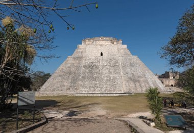 Uxmal, Meksika-Mart 15, 2018: Antik Maya şehir Uxmal kalıntıları. UNESCO Dünya Mirası Site, Yucatan, Meksika.