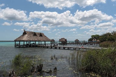 evler ve bacalar, quintana roo, Meksika lagün kıyısında İskelesi.