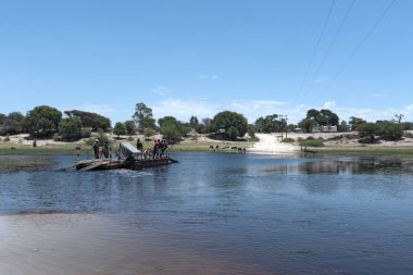Boteti Nehri, Botsvana-Kasım 24, 2018: araç ve yolcu feribot makgadikgadi tava Milli Park, botswana boteti nehir kapısı