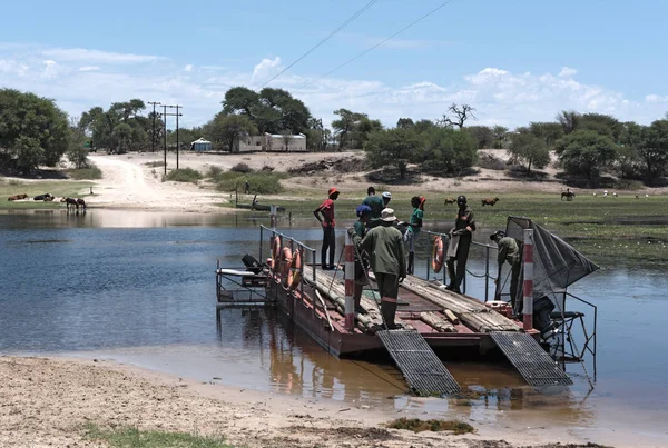 Boteti Nehri, Botsvana-Kasım 24, 2018: araç ve yolcu feribot makgadikgadi tava Milli Park, botswana boteti nehir kapısı