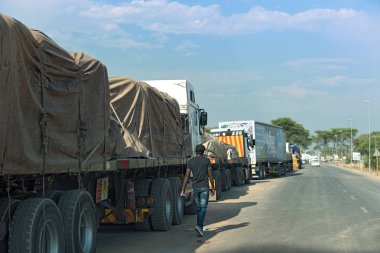Kazungula, Botsvana-Kasım 17, 2018: kamyon sınırları Botsvana ve Zambiya zambezi Nehri kazungula feribot için bekliyor