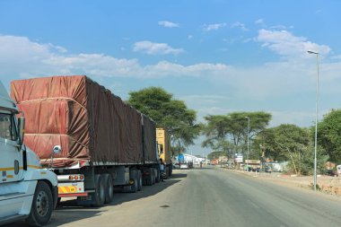 Kazungula, Botsvana-Kasım 17, 2018: kamyon sınırları Botsvana ve Zambiya zambezi Nehri kazungula feribot için bekliyor