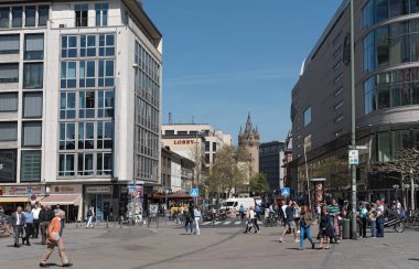 Frankfurt Am Main, Almanya-Nisan 18, 2018: turistler ve yerliler için yürüyüş alışveriş sokakları zeil, grosse eschenheimer, frankfurt am main, Almanya