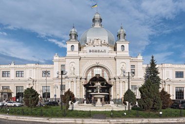 Lviv, Ukrayna-Eylül 17, 2017: Art Nouveau cepheye merkez istasyonun Lviv-Holovnyi, Lviv, Ukraineart Nouveau cepheye merkez istasyonunun Lviv-Holovnyi, Lviv, Ukrayna