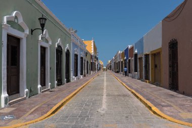 Campeche, Meksika-Mart 13, 2018: campeche, Meksika tarihi merkezi bir sömürge sokak bakarak