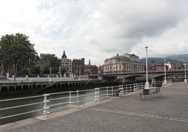 Bilbao, İspanya-Temmuz 26, 2018: bilbao ve arenal Köprüsü, bilbao, Bask Ülkesi, İspanya haliç manzarası